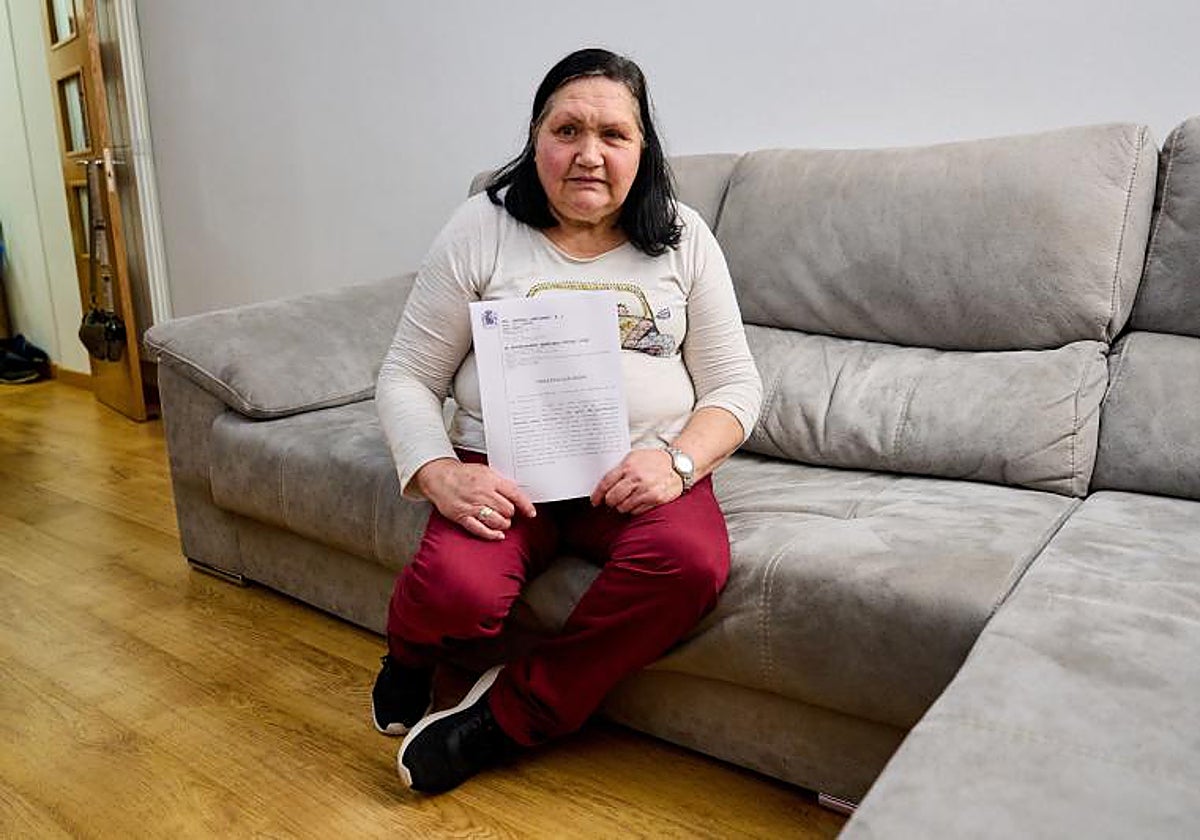 Conchi Villanueva, una de las afectadas por el Ala Octa, posa con la sentencia por la que logró una condena a la Aemps