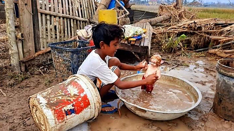 Un niño en terrenos anegados en Filipinas