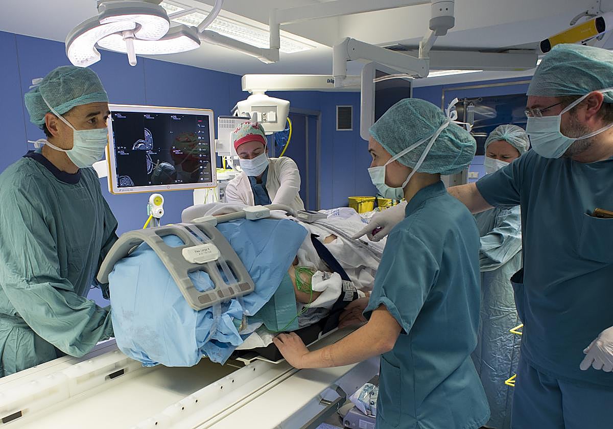 Operación de un tumor cerebral en una imagen de archivo.