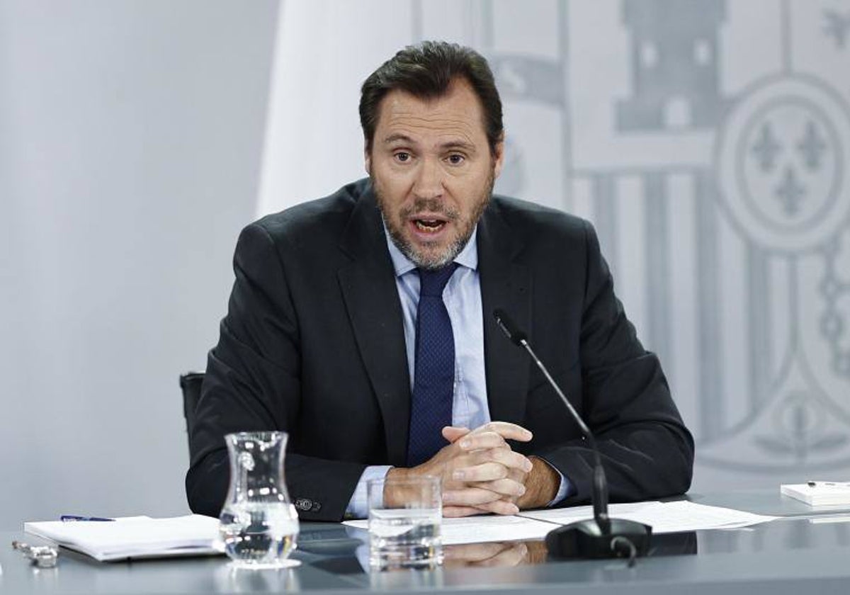 El ministro de Transportes, Óscar Puente durante la rueda de prensa tras el Consejo de Ministros celebrado en el Palacio de la Moncloa este martes
