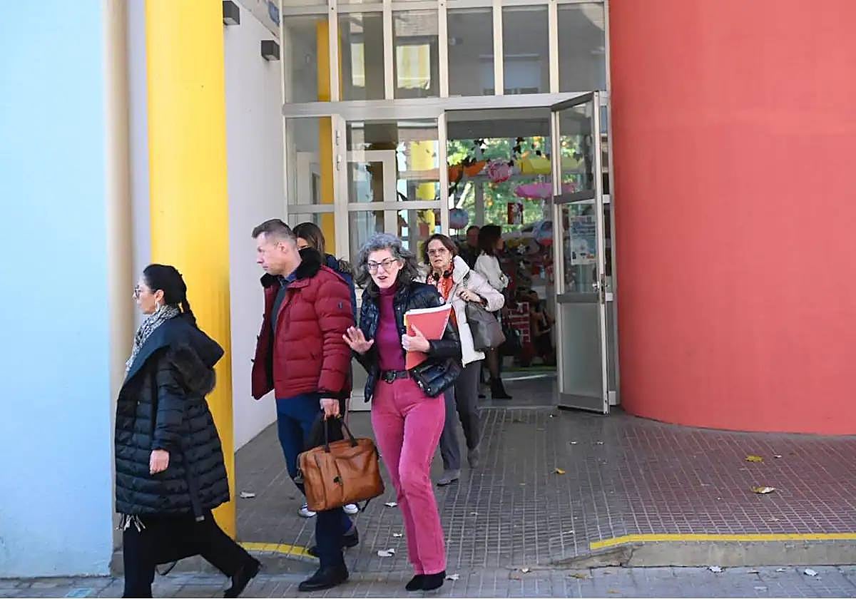 Eurodiputados saliendo de una escuela catalana durante la misión de diciembre