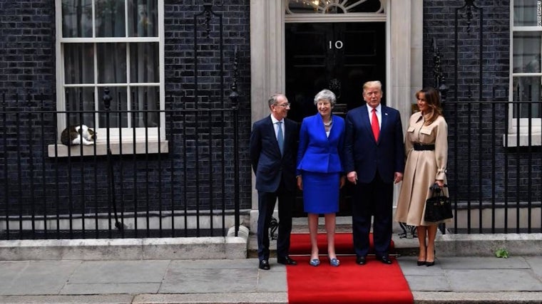 Larry junto con Theresa May, Donald Trump y sus parejas