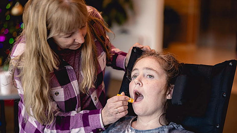 Jennifer Flewellen, con su madre Peggy Means tras despertar del coma