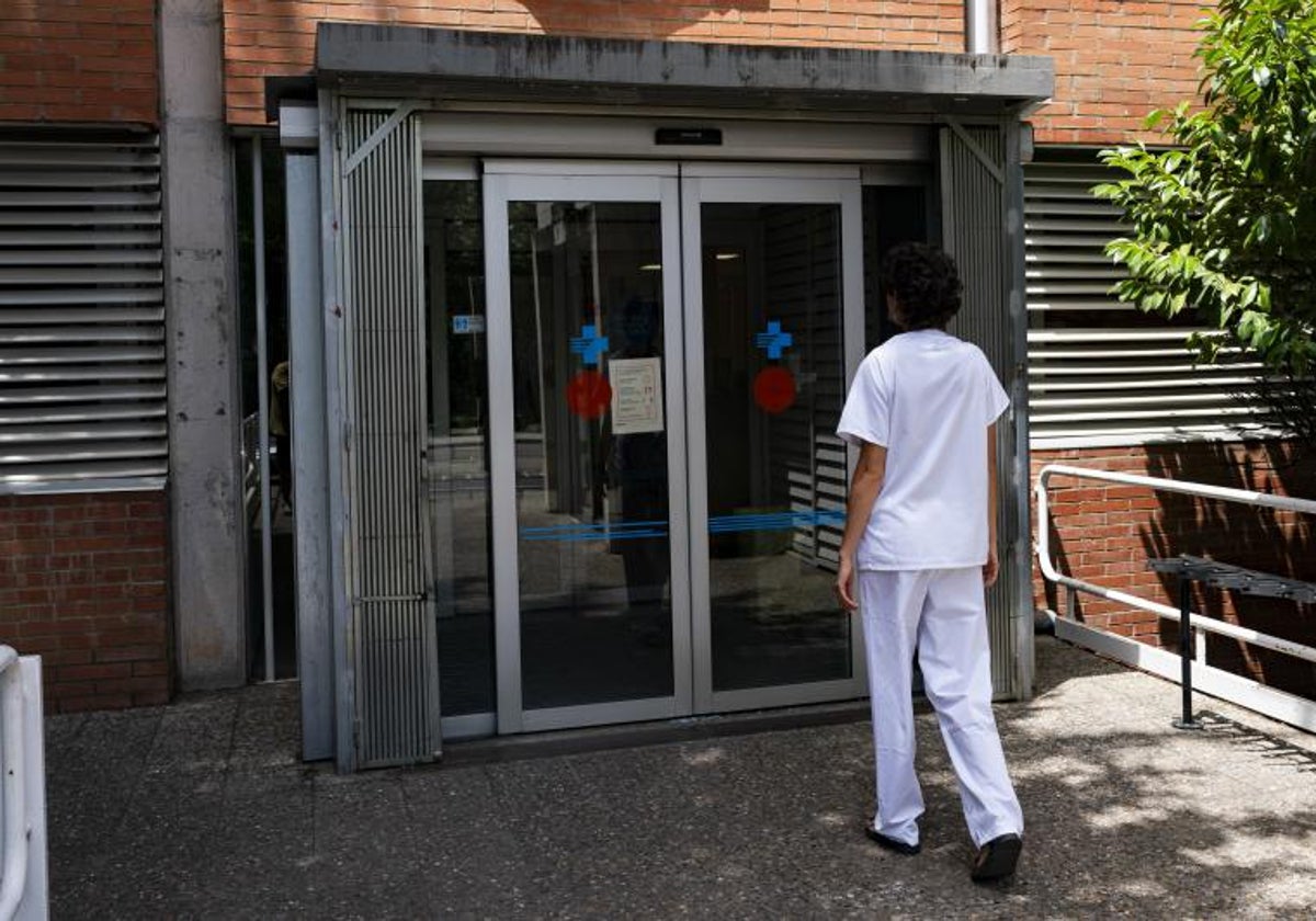 Una médico entra en un hospital de Cataluña