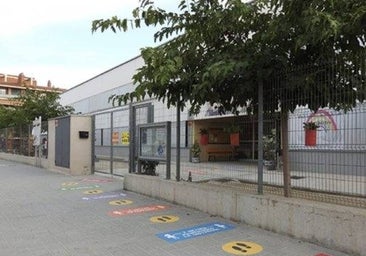 El colegio que prohibía a la profesora de español pasear por las aulas para «evitar interferencias» rectifica