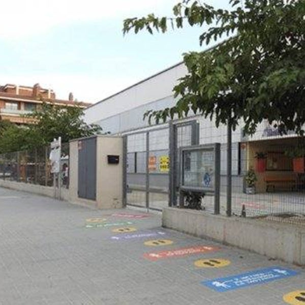 El colegio que prohibía a la profesora de español pasear por las aulas para «evitar interferencias» rectifica