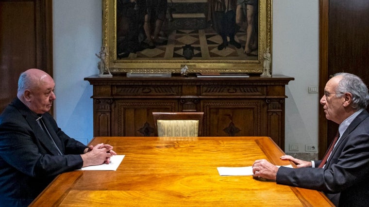 El autor del libro, Sergio Pagano, con Massimo Franco, 'guardián' del archivo