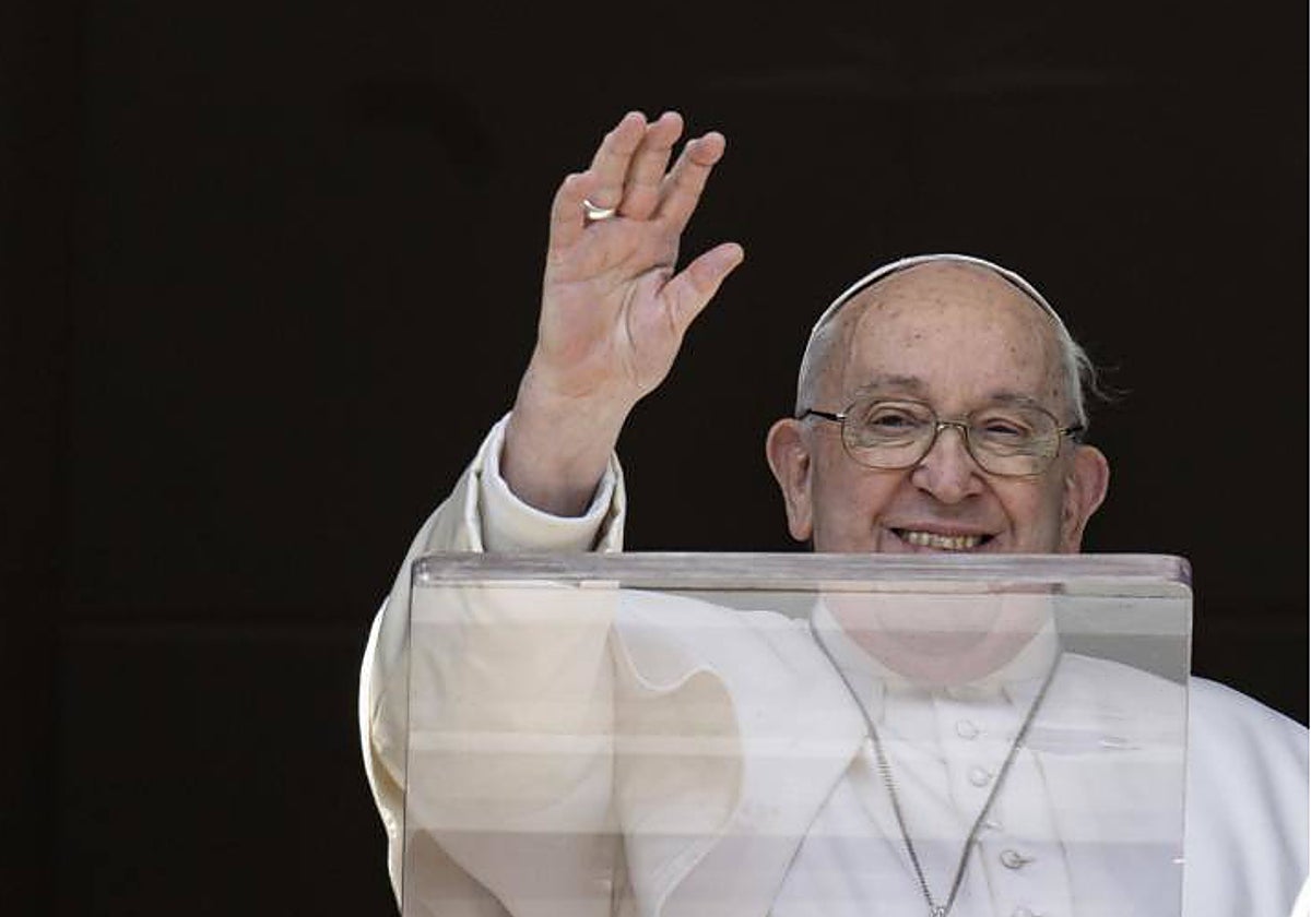 El Papa Francisco saludando a la plaza de San Pedro hace unos días