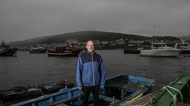 Luis Rodríguez, en el puerto de Corcubión (La Coruña)