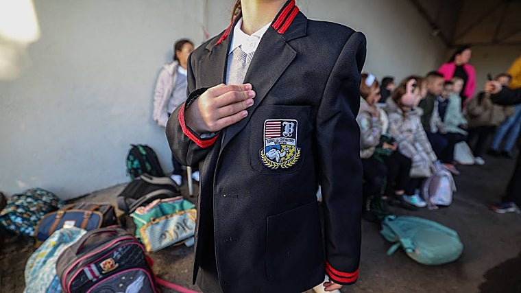 Una alumna posa con uniforme en el patio de la escuela primaria 'Chateau de la Chevaliere' de Béziers