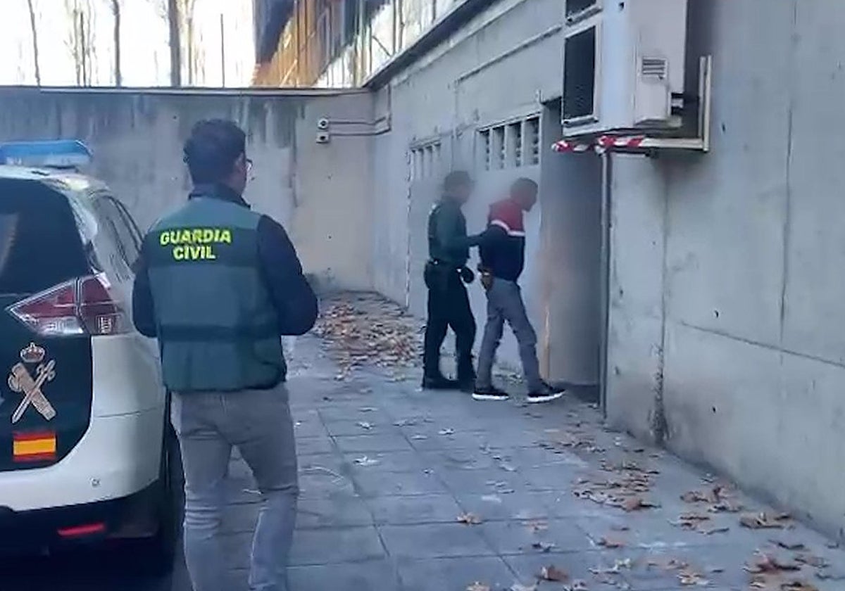 Momento de la detención del padrastro de la menor, que portaba 3.800 euros en el bolsillo
