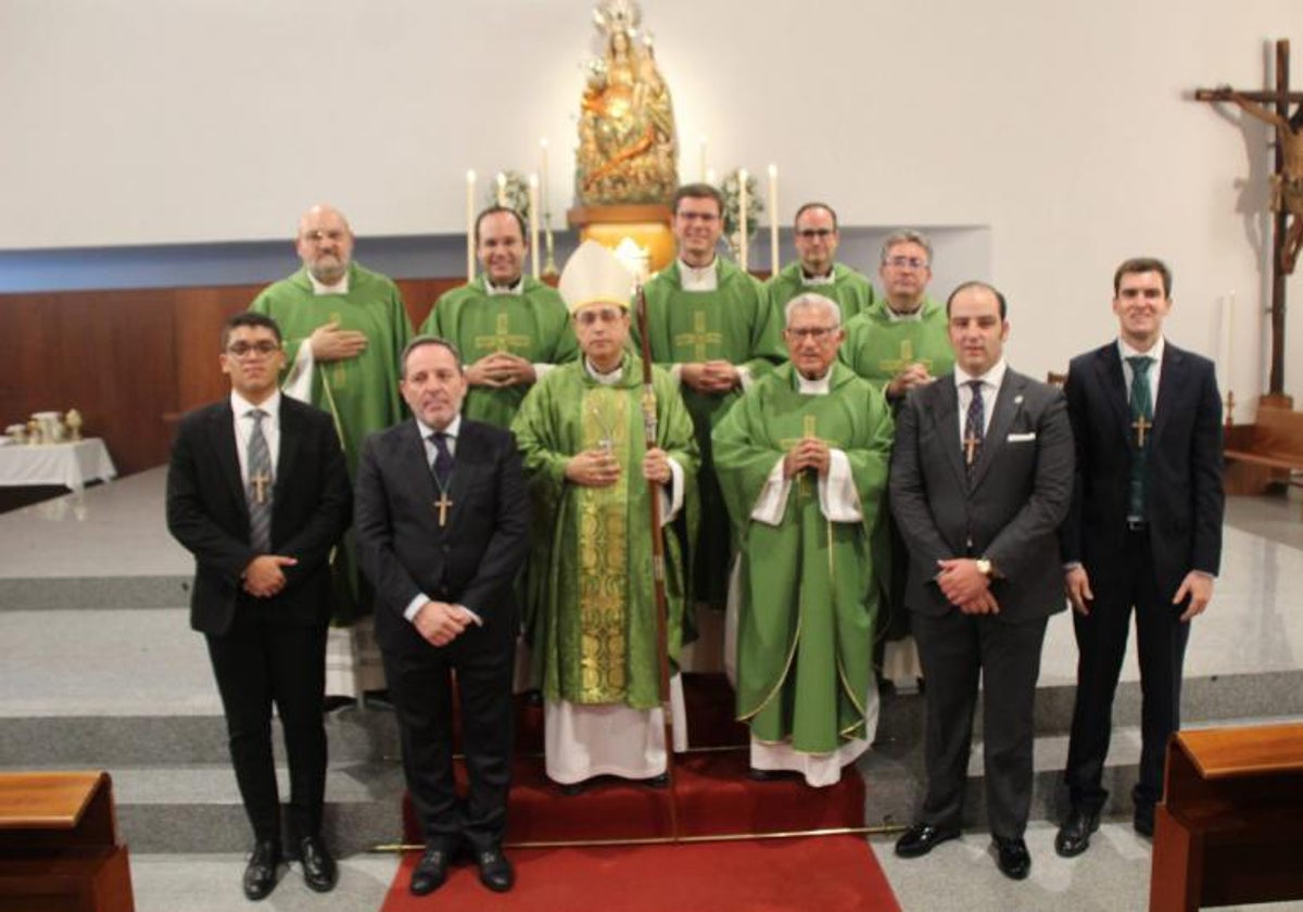 Los cuatro seminaristas (de traje) que han ingresado en el seminario de Sevilla en este curso