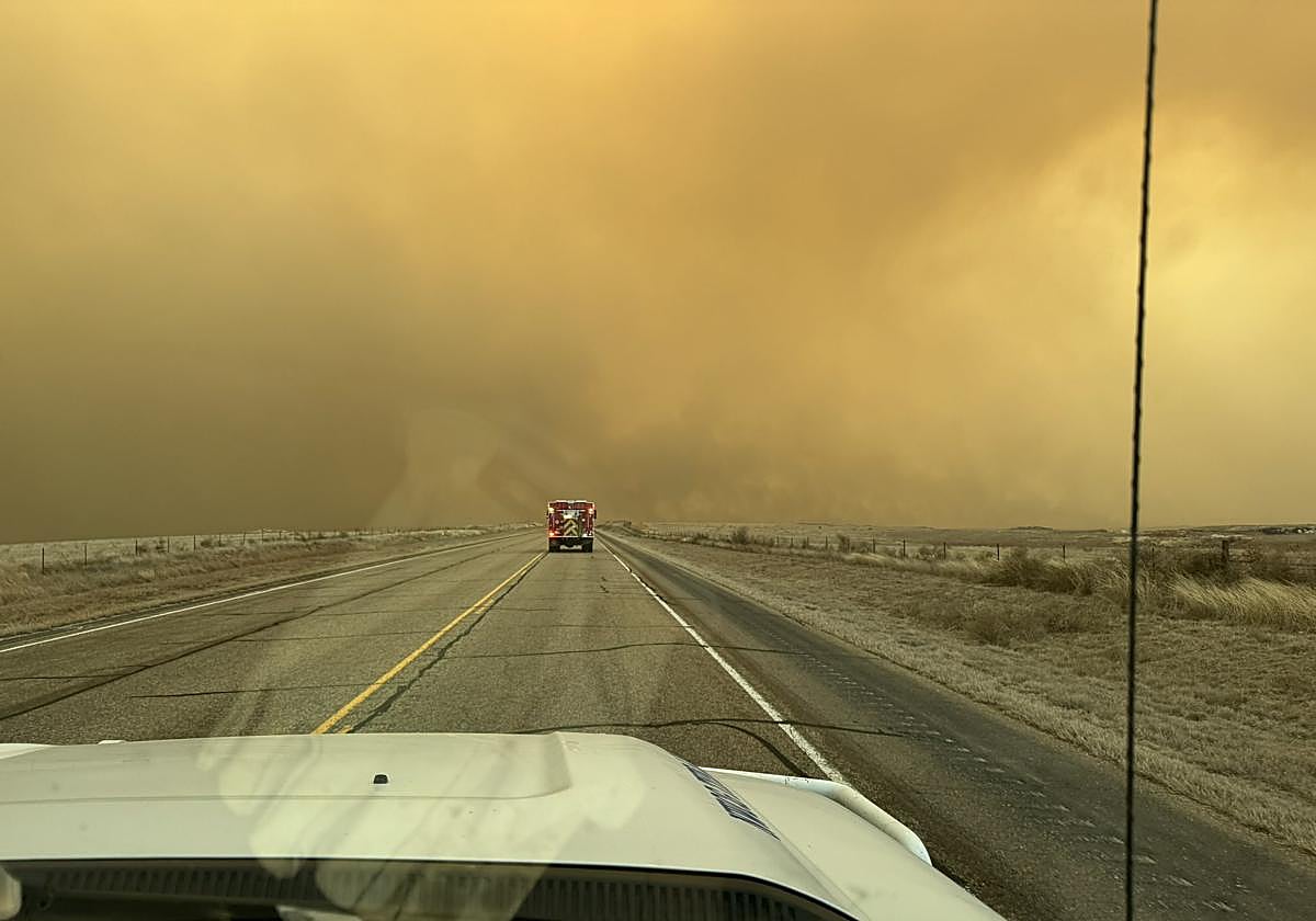 Los bomberos del condado de Flower Mound luchan contras las llamas