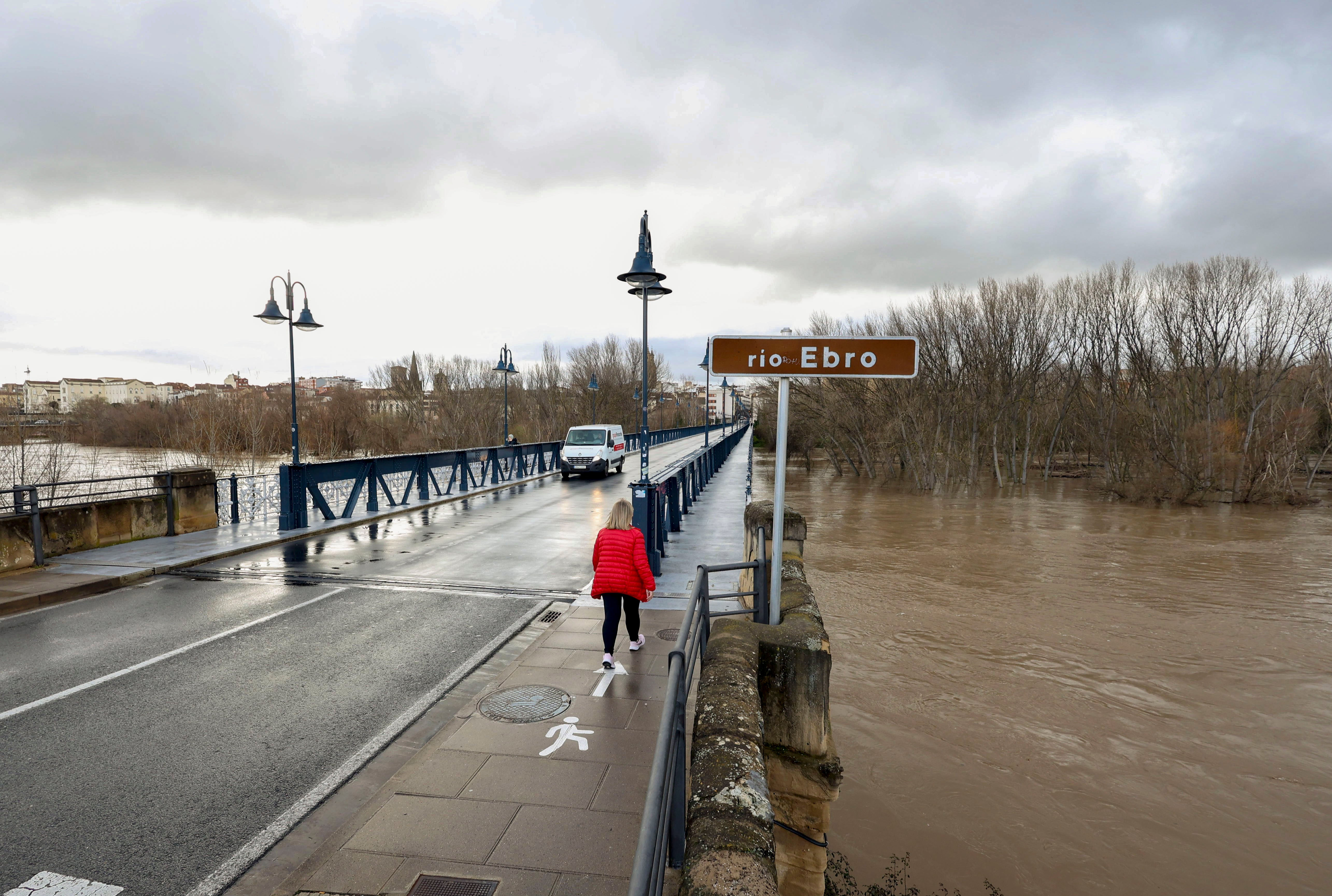 Vista de la crecida del río Ebro este miércoles en Logroño (La Rioja).