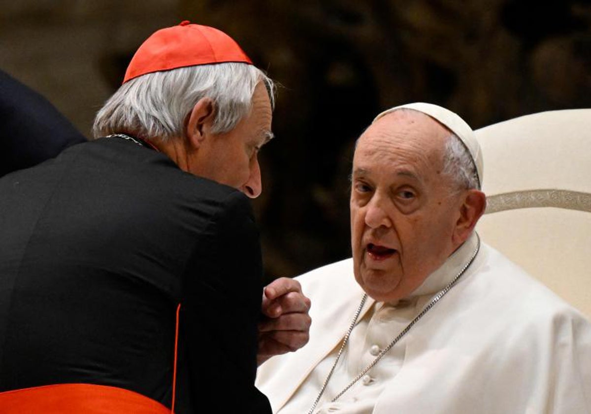 El Papa saluda a un cardenal tras la audiencia del miércoles