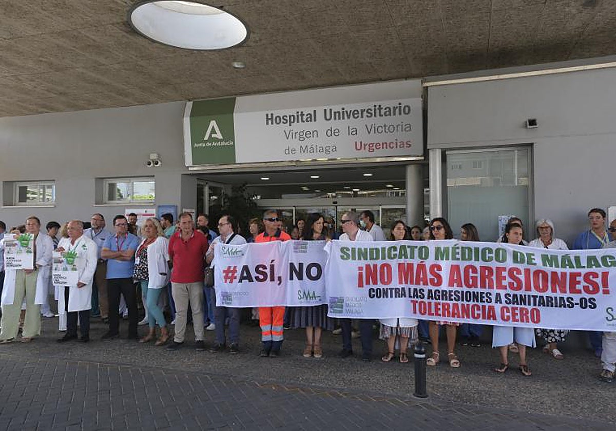 Protesta de profesionales sanitarios contra las agresiones en Sevilla