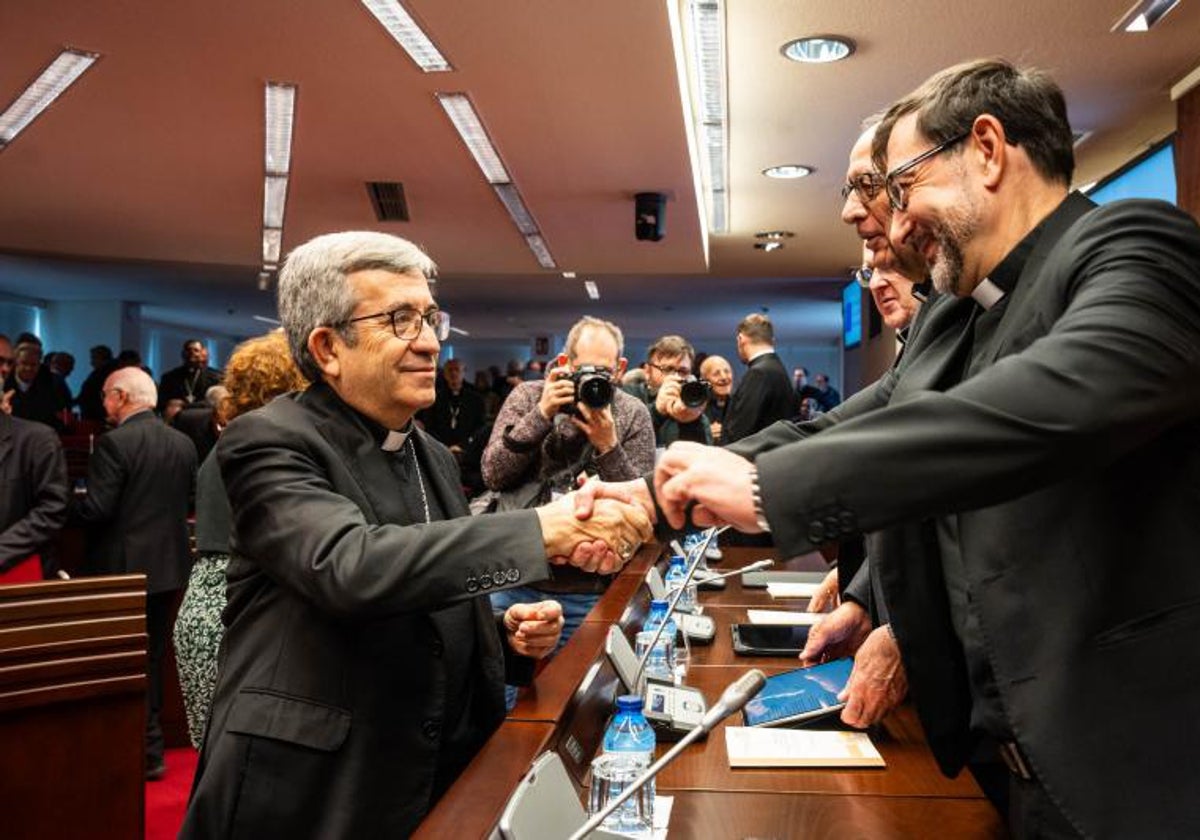 Luis Argüello (iz.) saluda al arzobispo de Madrid, el cardenal José Cobo al inicio de la Asamblea Plenaria