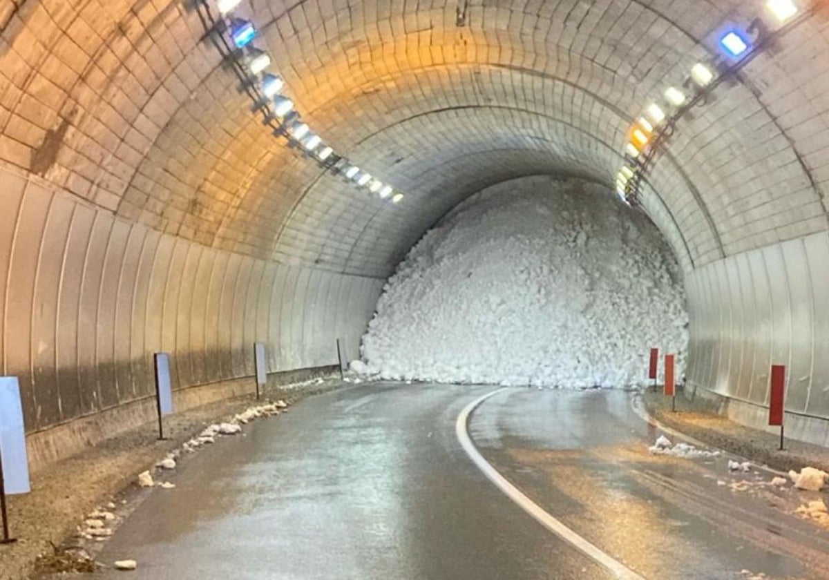 El túnel que conduce a Gressoney, en el Valle de Aosta, bloqueado por la avalancha
