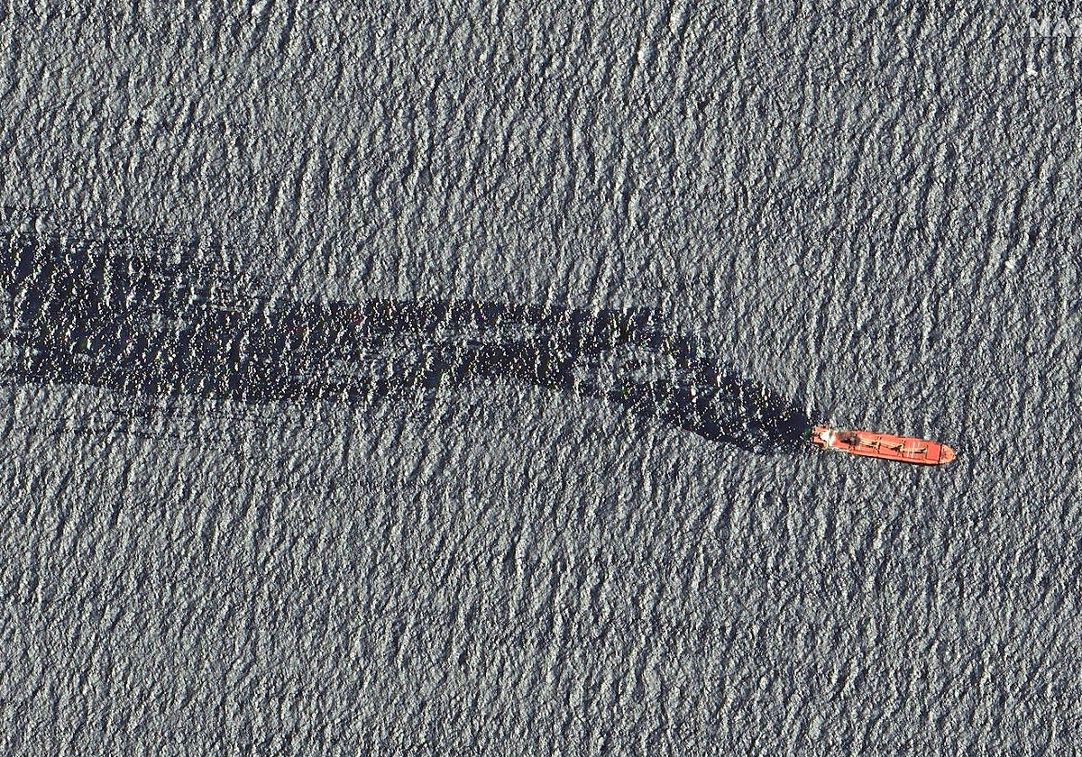 Una imagen de satélite muestra el vertido del carguero 'Rubymar'