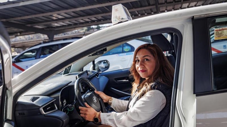 Ángélica subida en su taxi, en espera su turno en la T4 de Barajas