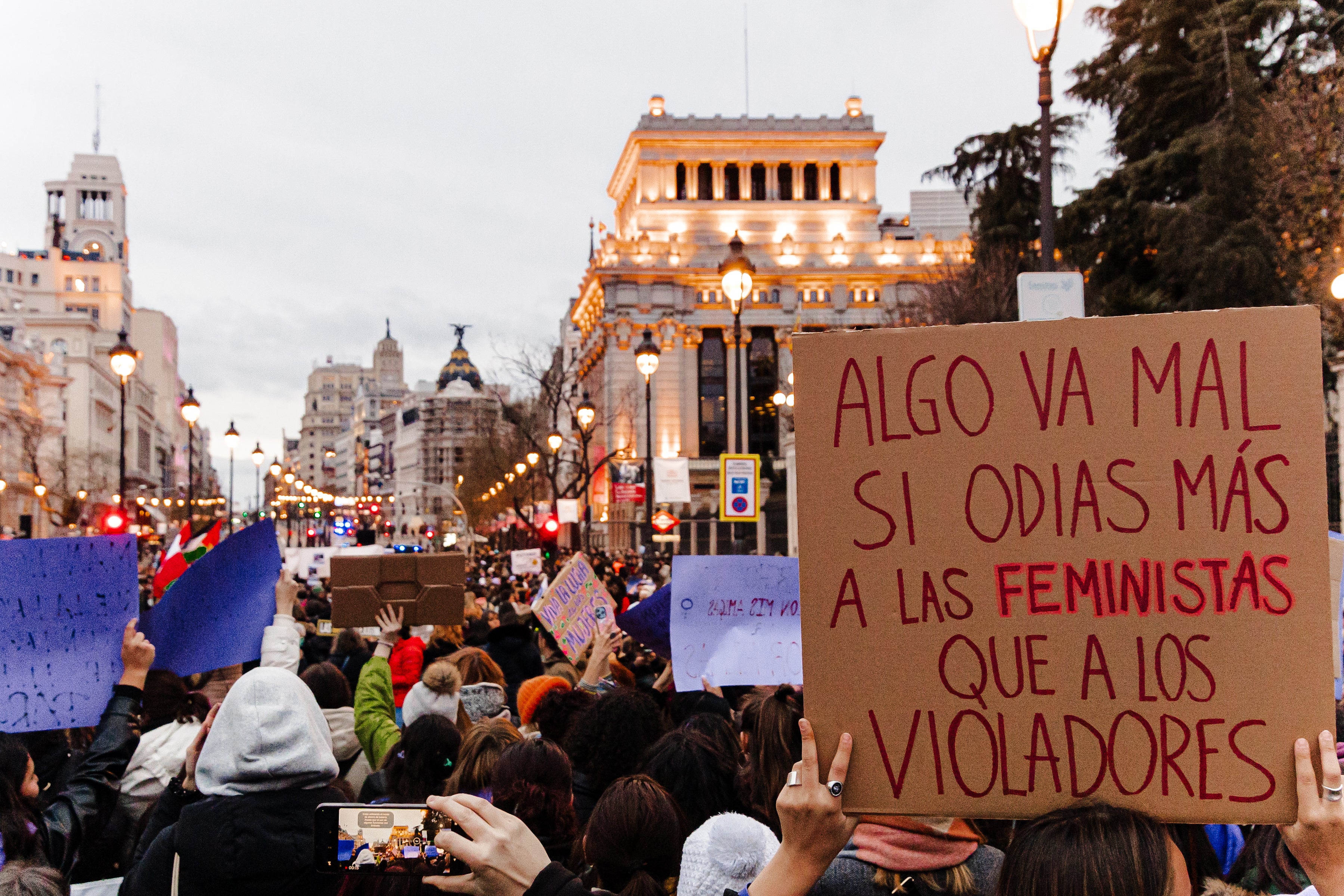 Decenas de personas durante la manifestación convocada por el Movimiento Feminista de Madrid