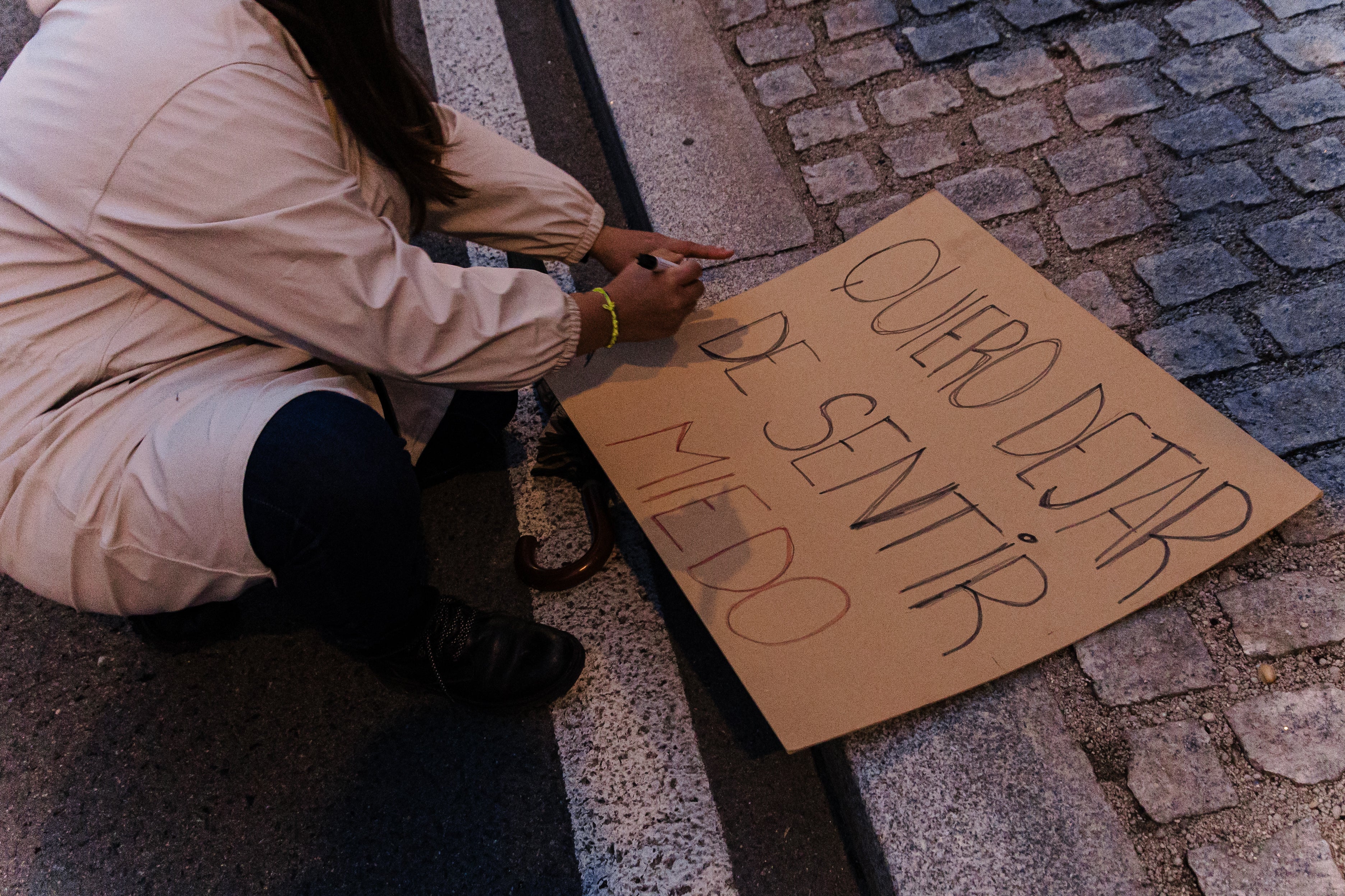 Una mujer pinta una pancarta en la manifestación convocada por el Movimiento Feminista de Madrid