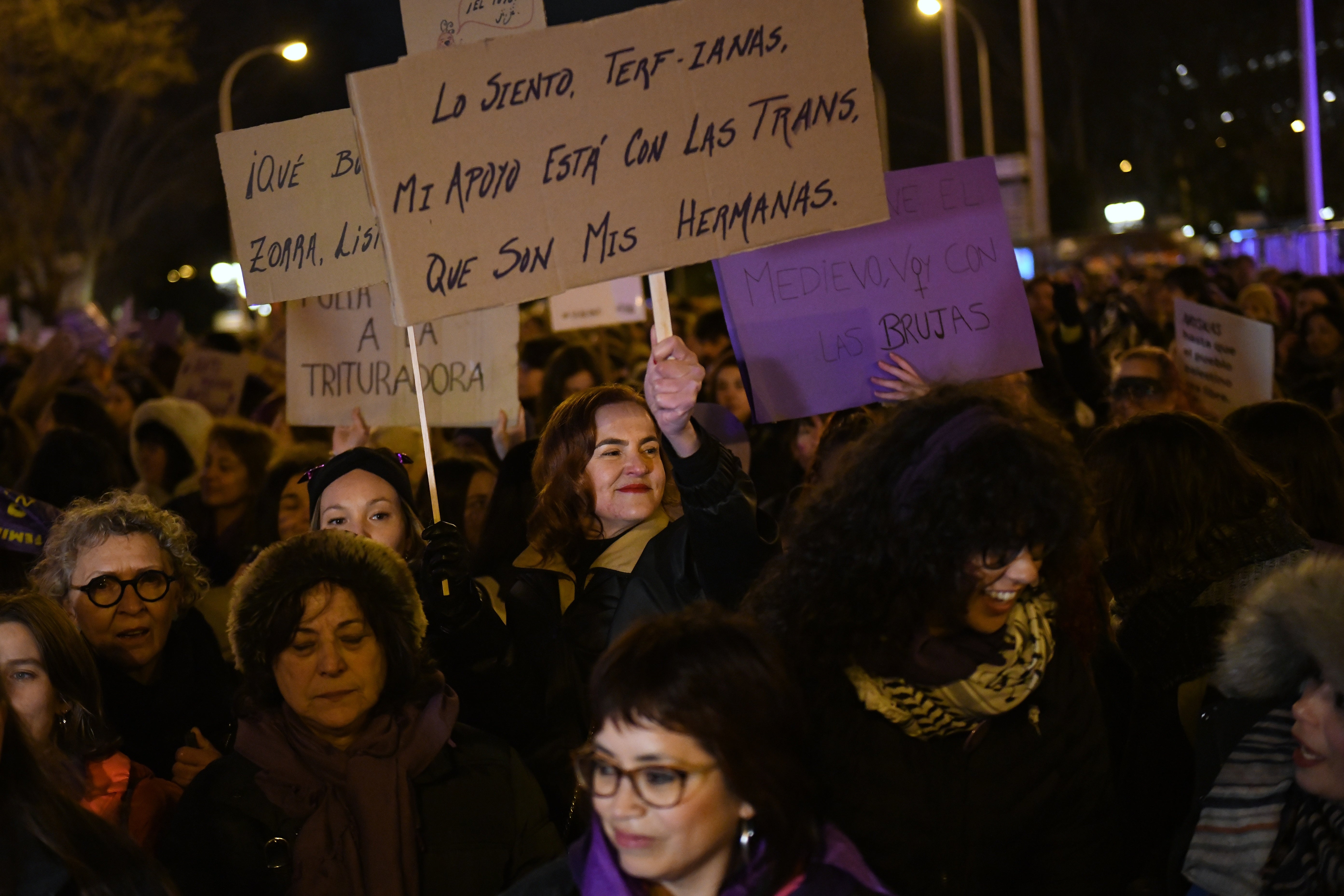 Varias mujeres con carteles durante la manifestación convocada por la Comisión 8M en Madrid