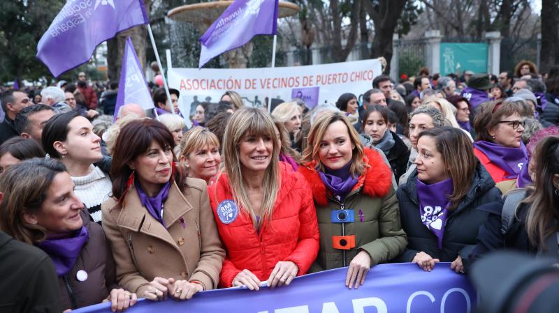 Las ministras socialistas Teresa Ribera, Ana Redondo y Pilar Alegría asisten junto a la mujer del presidente Pedro Sánchez, Begoña Gómez, a la manifestación convocada por la Comisión 8M en Madrid