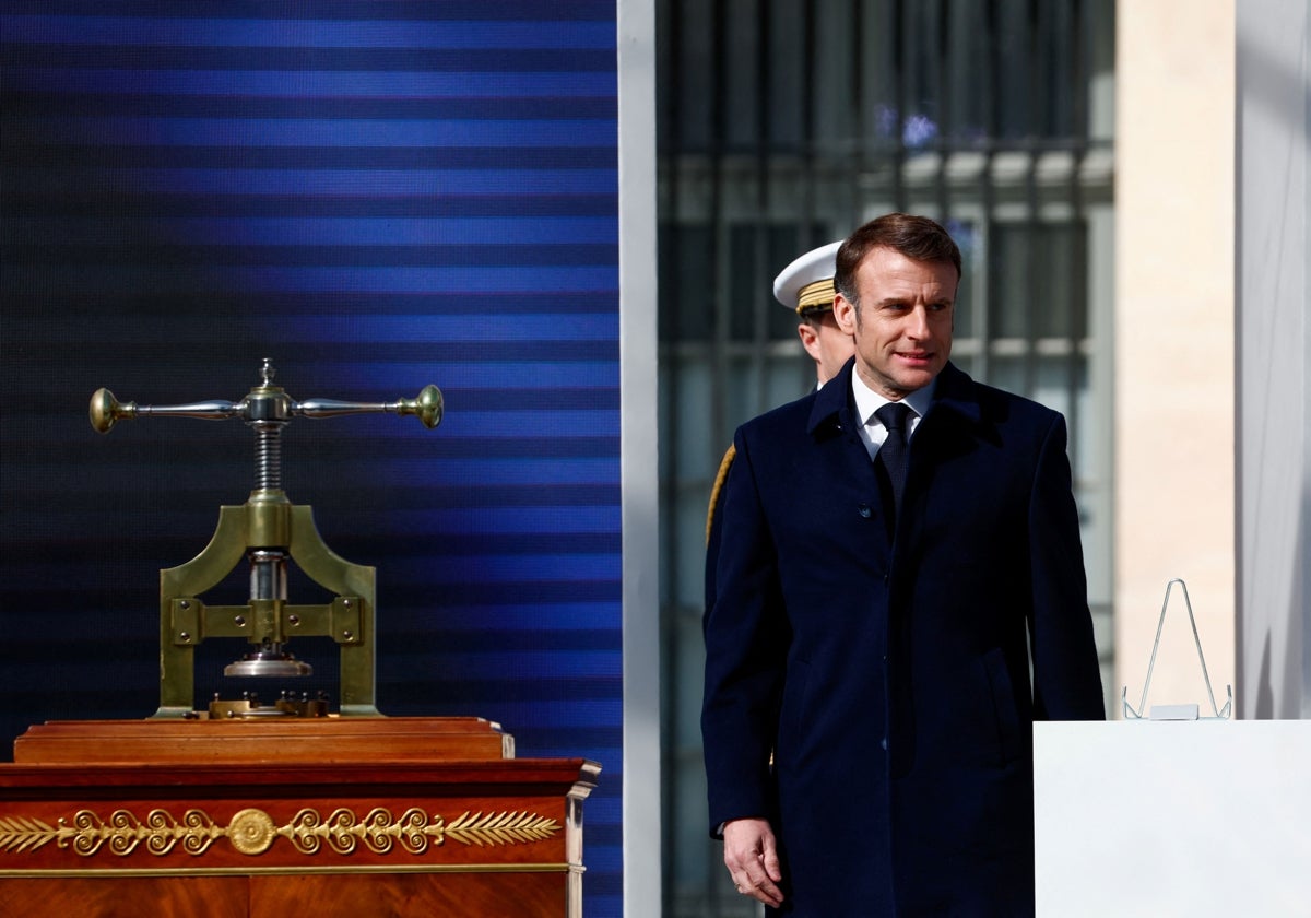 El presidente francés, Emmanuel Macron, asiste a una ceremonia para sellar el derecho al aborto en la Constitución francesa