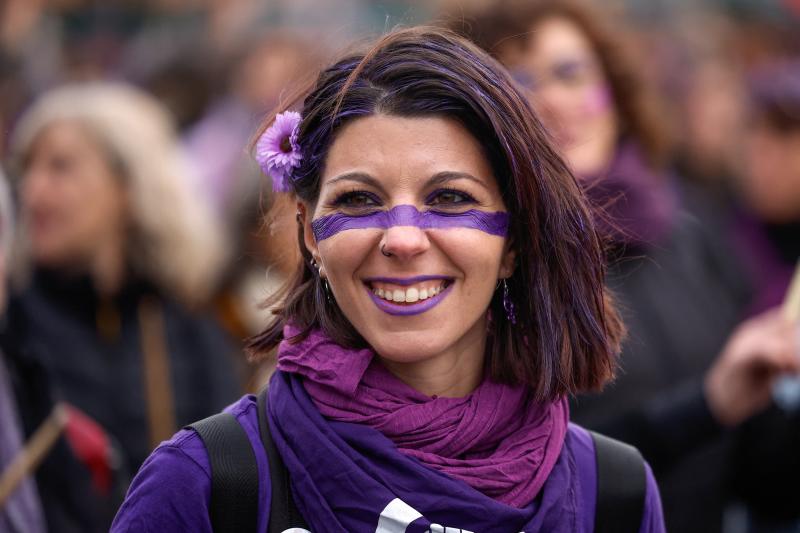 Manifestante en la protesta "oficial" del Gobierno, convocada por la Comisión 8M en  Madrid, con motivo del Día Internacional de la Mujer