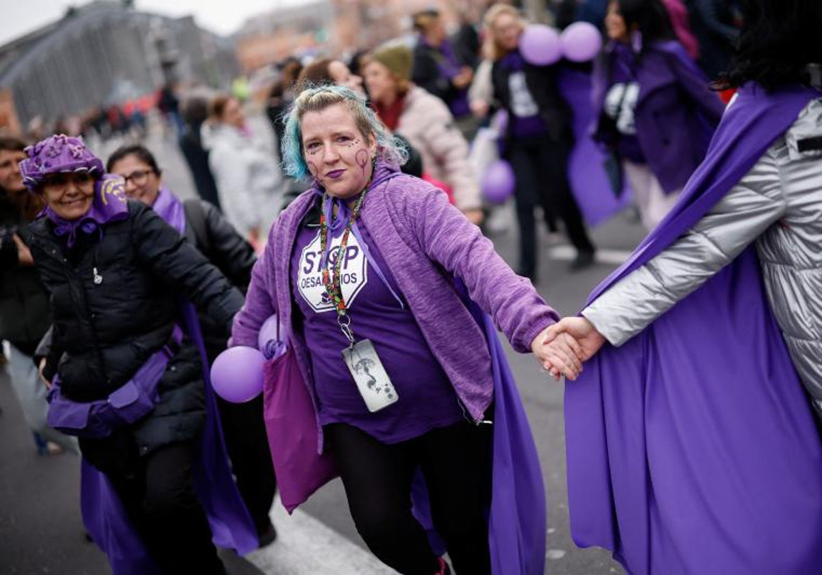 Mujeres en la manifestación "oficial" del Gobierno, convocada por la Comisión 8M, en Madrid