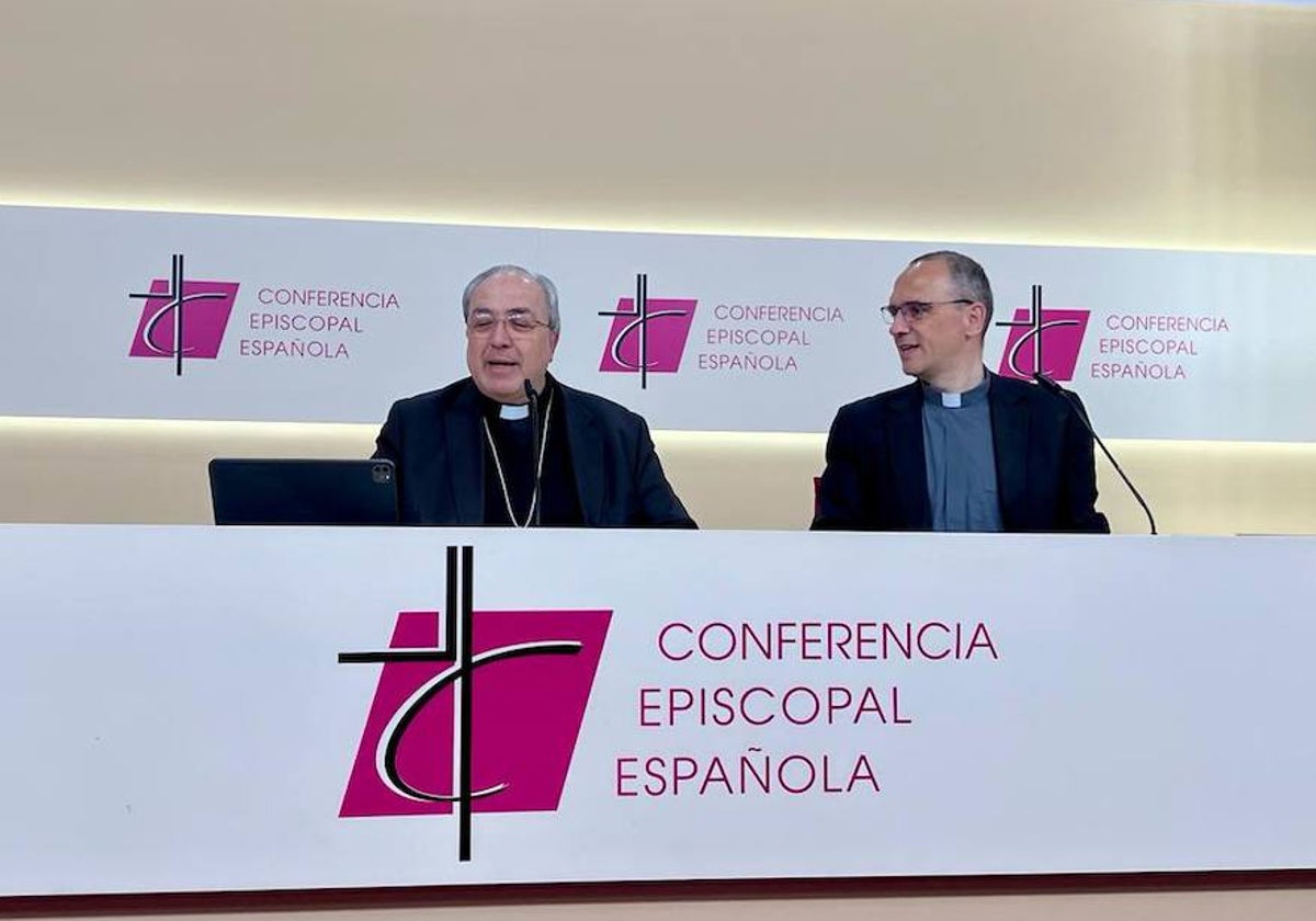 El secretario general y portavoz, César García Magán (iz.) en un momento de su intervención ante la prensa