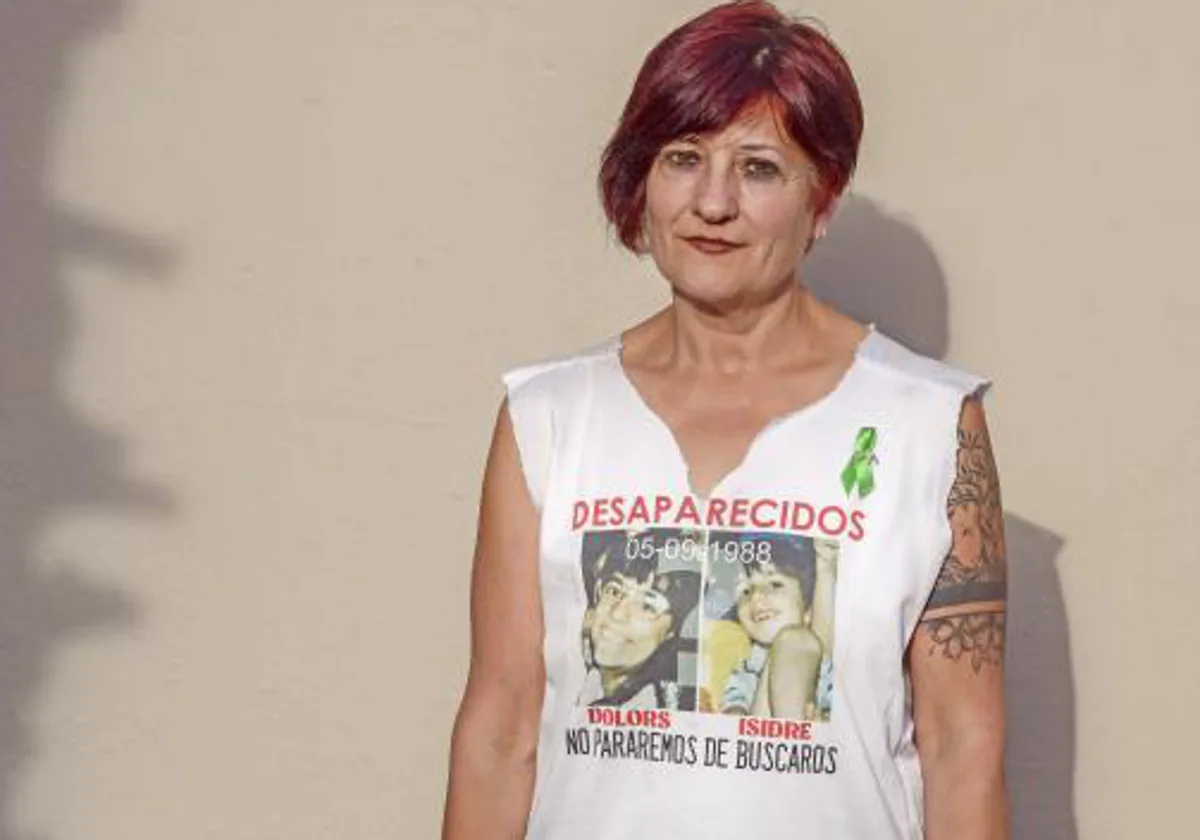 Mari Carmen Orrit, con la imagen de sus hermanos Dolors e Isidre en la camiseta