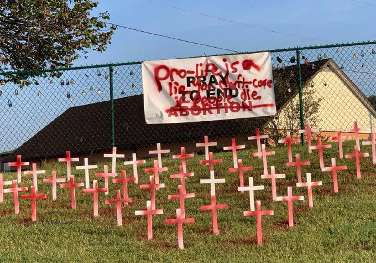 Una acción provida frente a la iglesia católica St. Paul en Fenton, Missouri, fue vandalizada el 3 de octubre de 2023