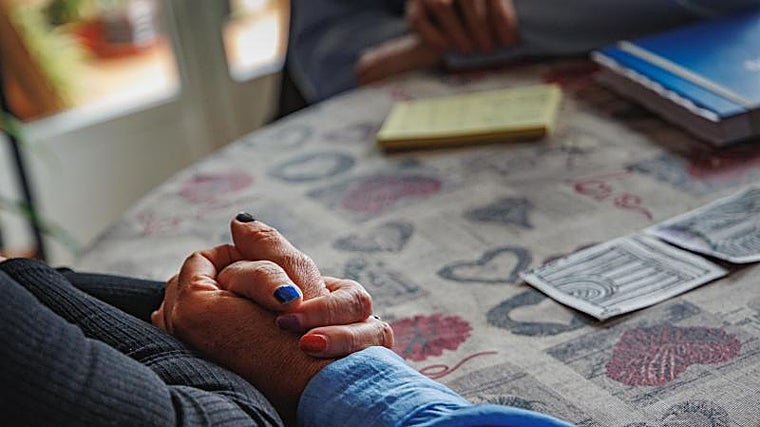 Las manos de Piedad y Chelo estuvieron entrelazadas casi durante toda la visita de la unidad de atención domiciliaria