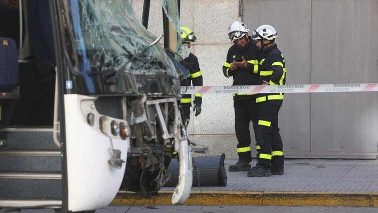 Trece heridos, uno muy grave, tras salirse de la carretera un autobús del Imserso y precipitarse por un desnivel de dos metros en Mallorca