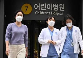 Corea del Sur inicia los trámites para suspender las licencias de 5.000 médicos tras semanas de huelga masiva