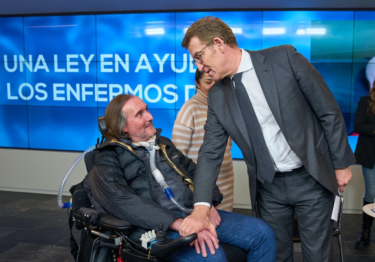 El presidente del PP, Alberto Núñez Feijóo, junto a representantes de ConELA