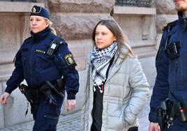 La Policía expulsa a Greta Thunberg de una protesta climática en la que bloqueaba la entrada al Parlamento sueco