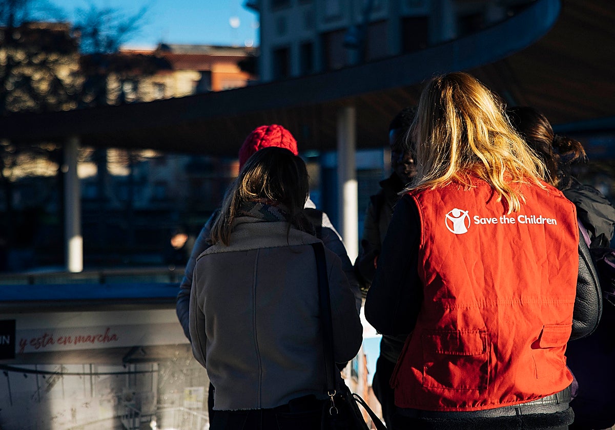 Voluntarios de Save the Children charlan con menores de un centro en Irún, en el marco del proyecto EVA