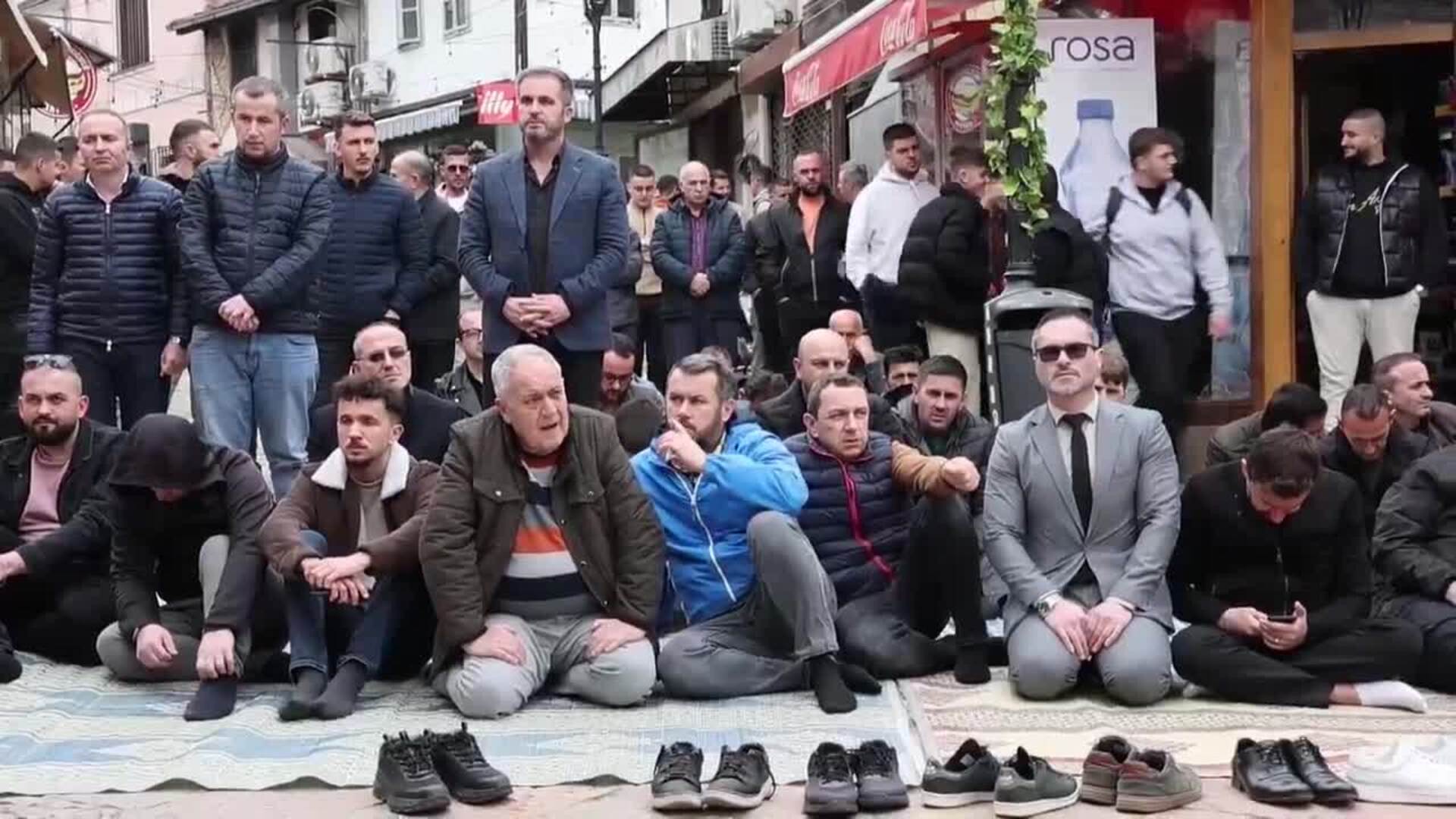 Musulmanes asisten a la oración del viernes de Ramadán en el antiguo