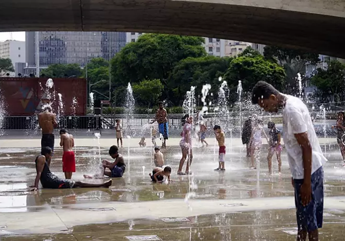 Gente refrescándose en una fuente en Brasil