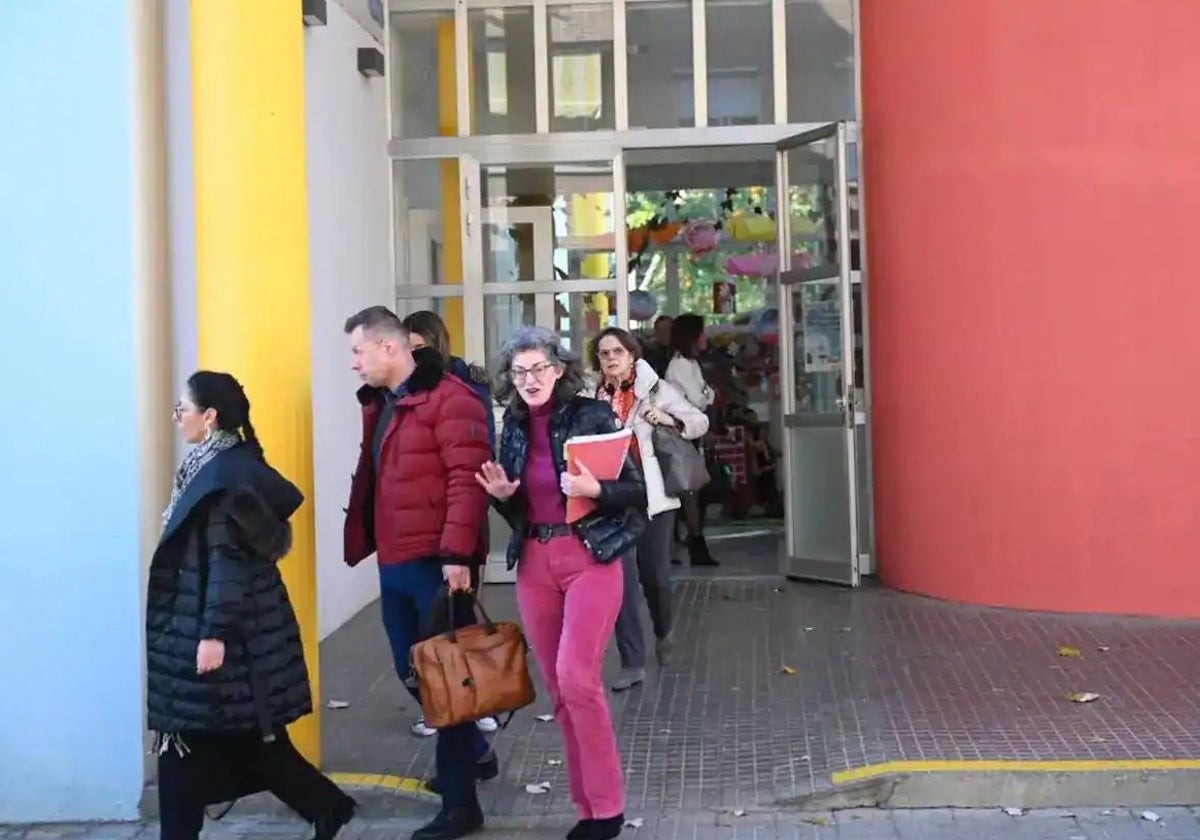 Eurodiputados saliendo de una escuela catalana durante la misión de diciembre