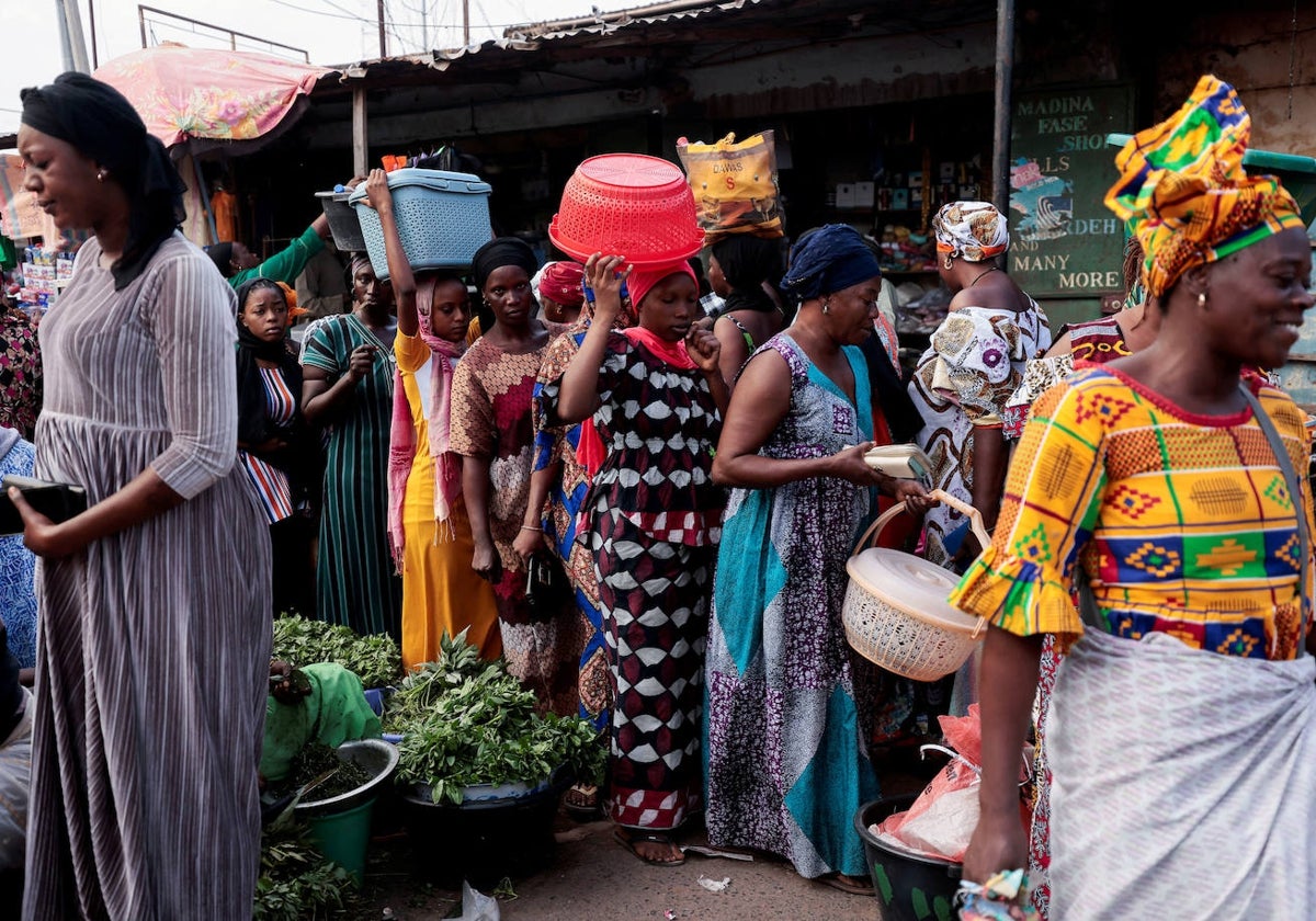 Mujeres compran en un mercado callejero de Banjul, Gambia