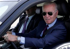 Biden declara la guerra al combustible: impone que la mayoría de los coches sean eléctricos o híbridos para 2032