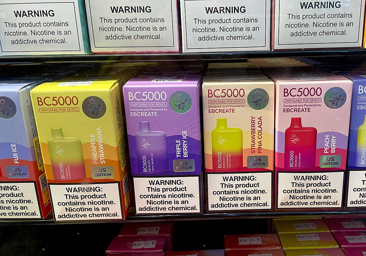 Ejemplos de vapeadores desechables que se venden en los estancos