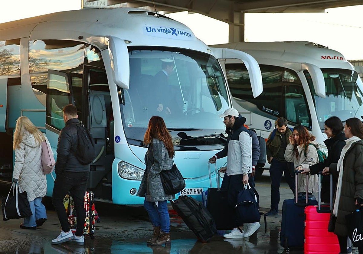Los participantes en la campaña suben al bus en su primer día de viaje