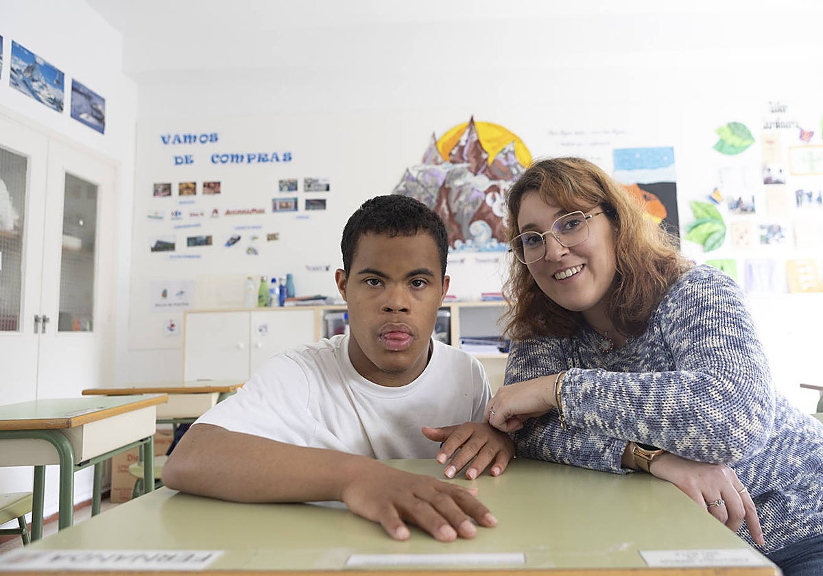 Loreto con su hermano Albert en el colegio de este, el María Corredentora (Madrid)