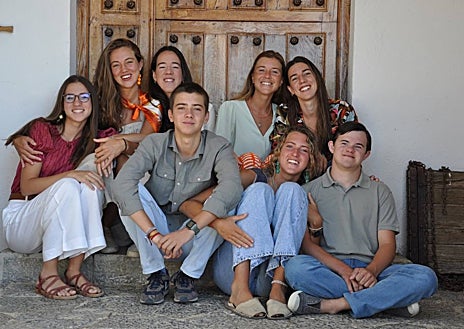 Imagen secundaria 1 - Arriba, Isabel con su primer hijo, Borja, al que no le diagnosticaron síndrome de Down hasta que nació. Abajo, la numerosa familia de Felipe y los hermanos Álex y Pablo Rivera