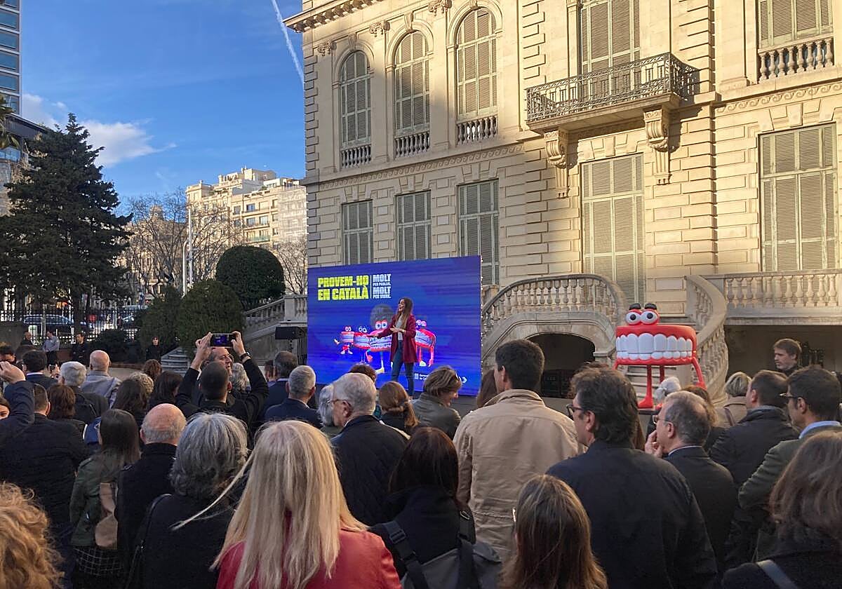 Acto de presentación de la campaña 'Probémoslo en catalán' con el persona de la Queta